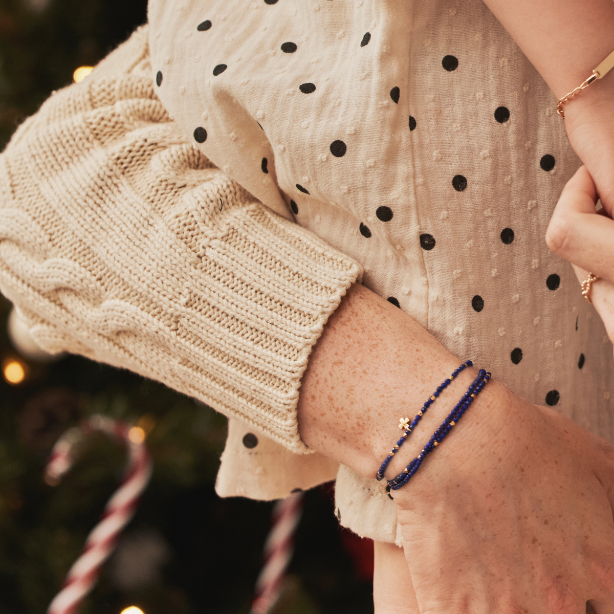 Bracelet Lapis Lazuli et mini croix plaqué or