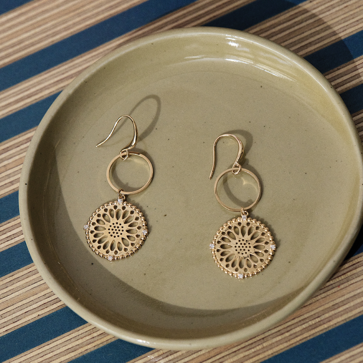 Boucles d'oreilles longue filigrane brillant plaqué or