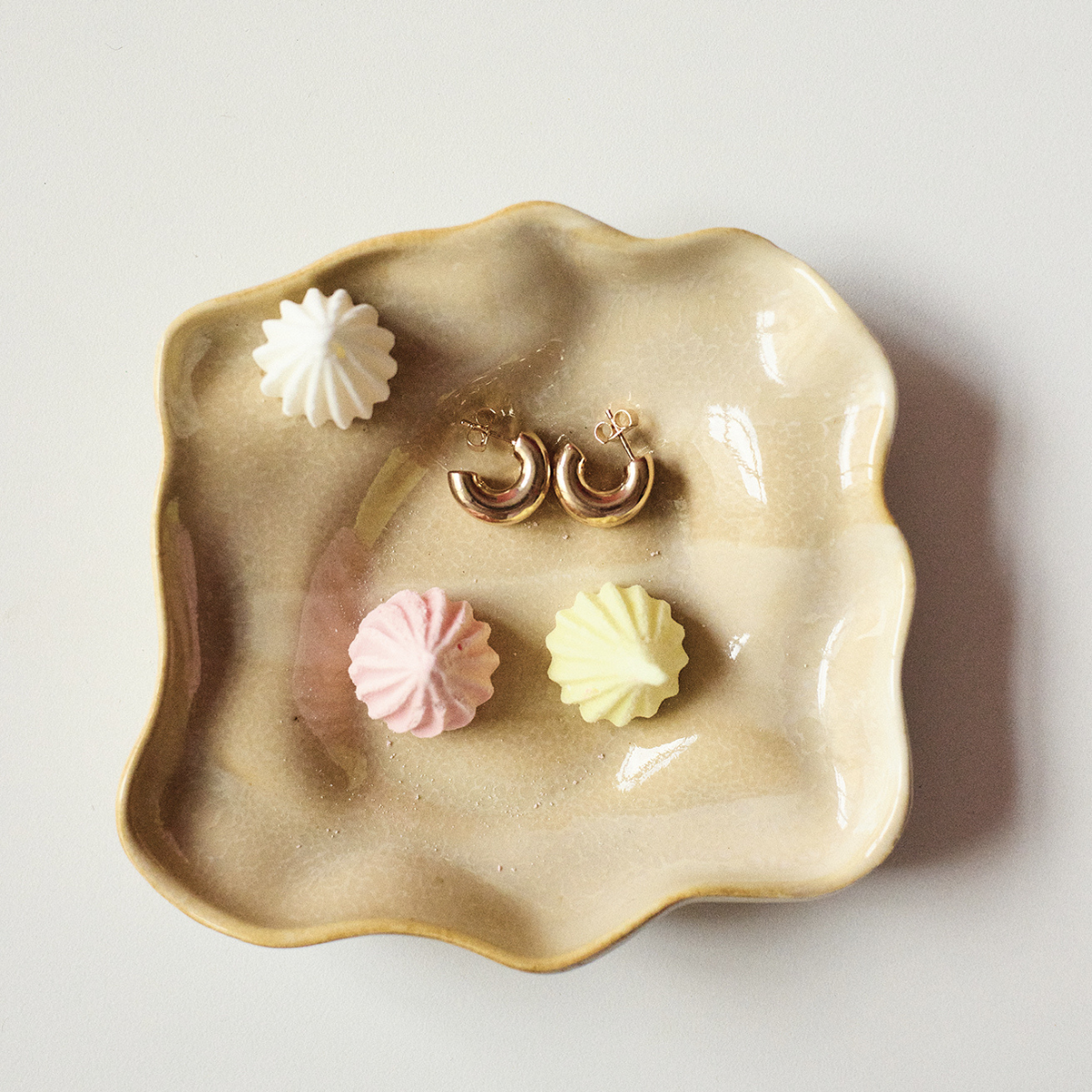 Boucles d'oreilles mini créoles Tube plaqué or