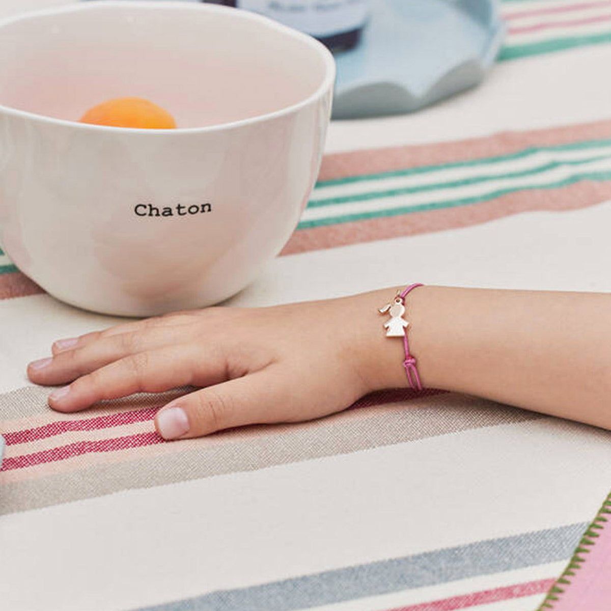 Bracelet 1 mini breloque sur lien coton fin plaqué or