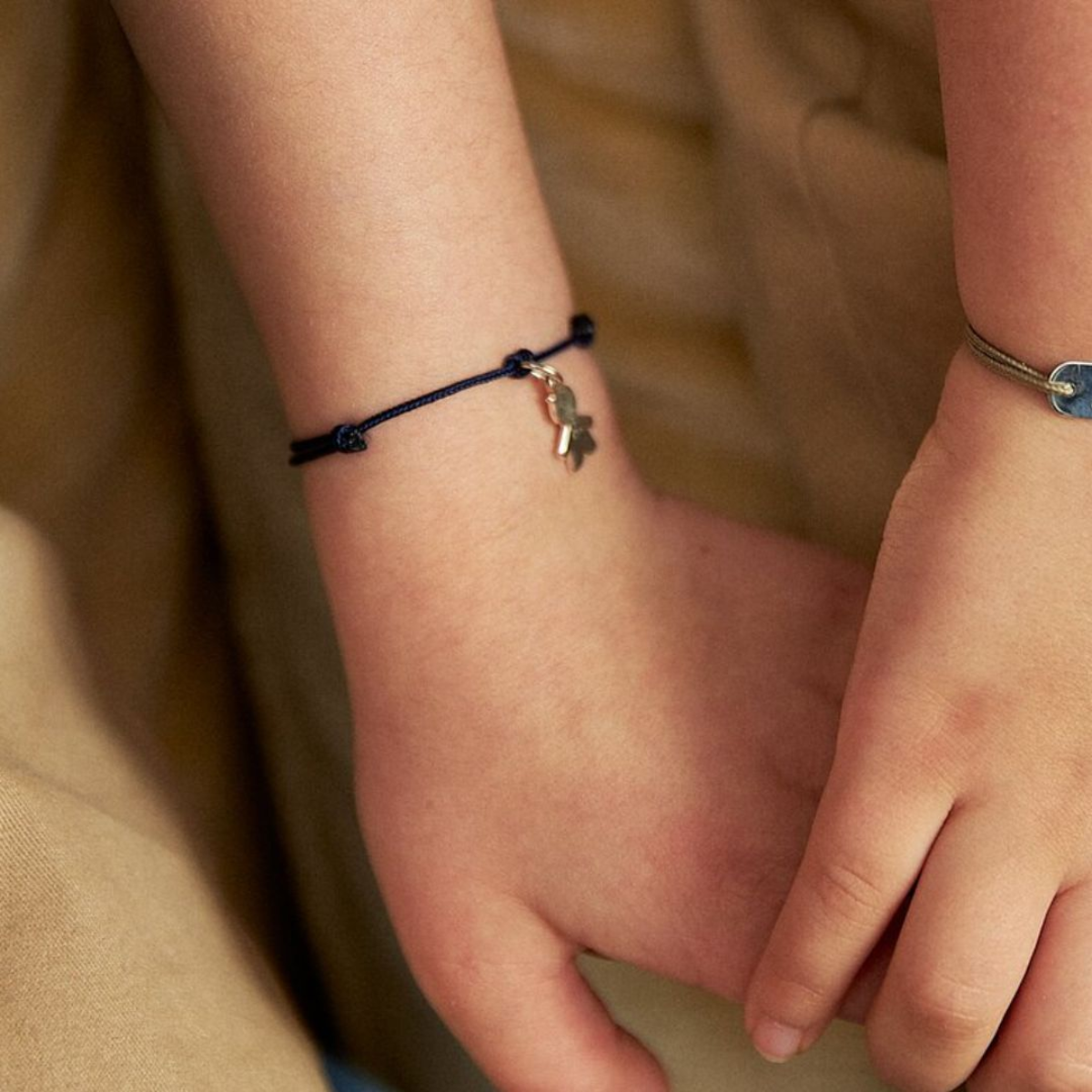 Bracelet 1 mini breloque sur lien coton fin plaqué or