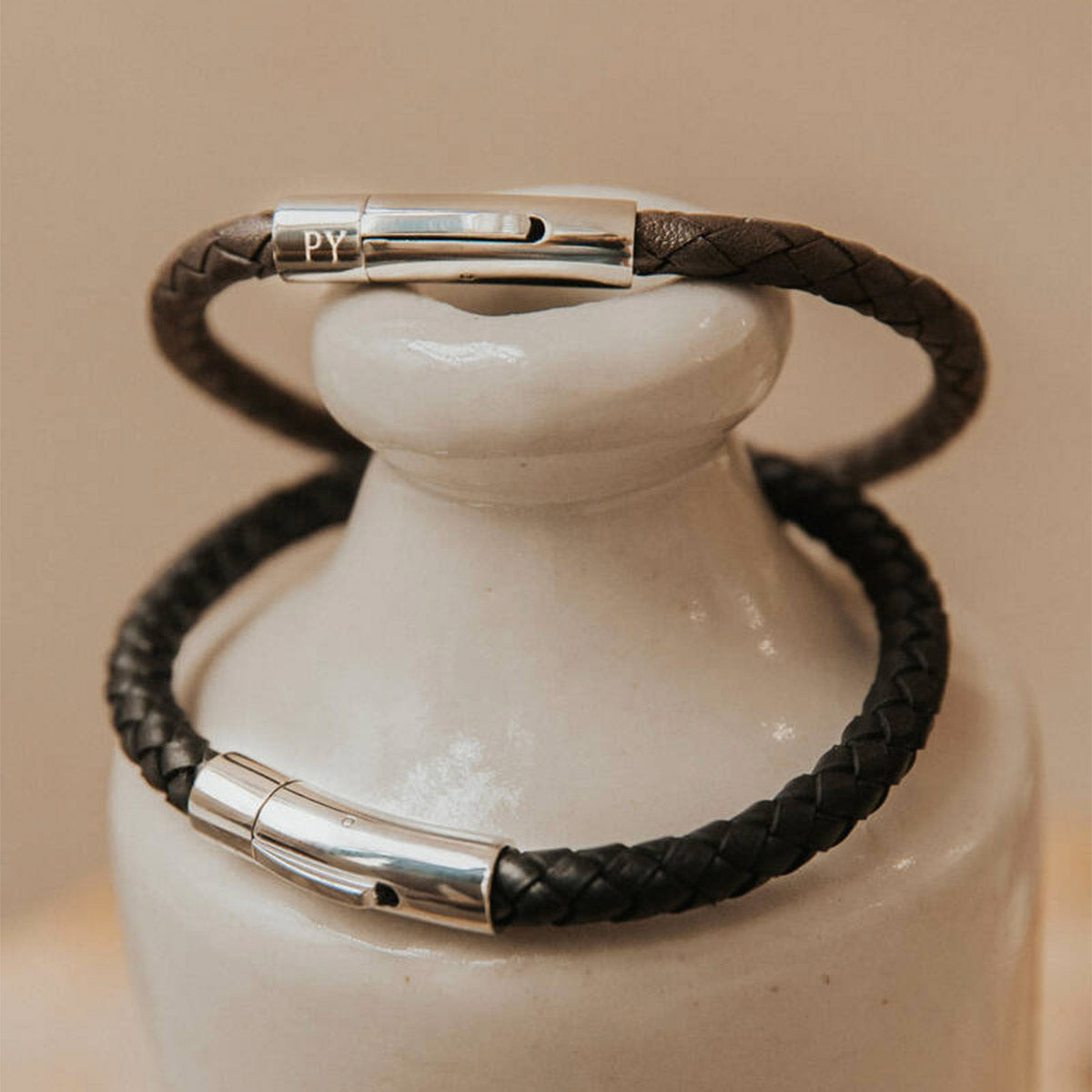 Bracelet cuir torsadé marron pour homme et gravure joaillière