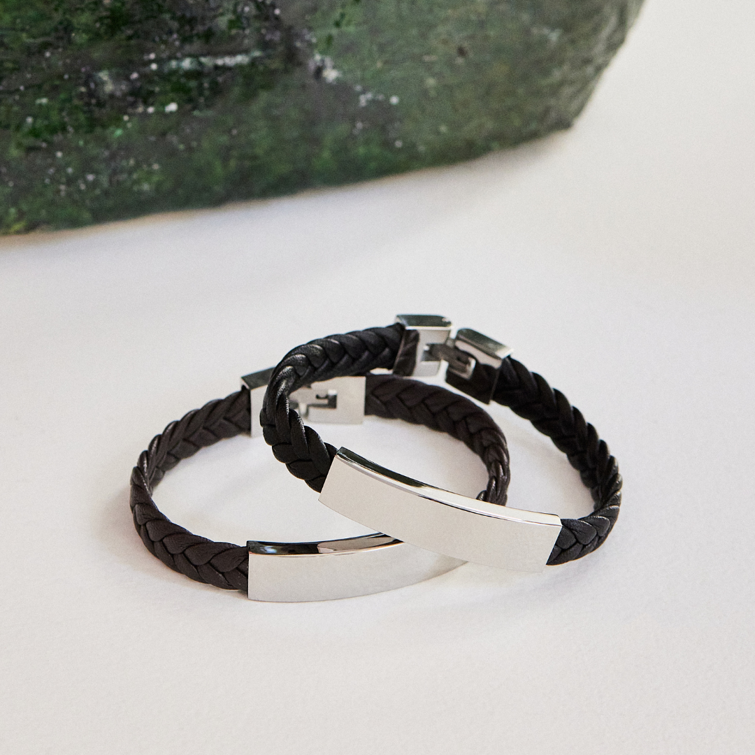 Bracelet cuir tressé et plaque noir et marron