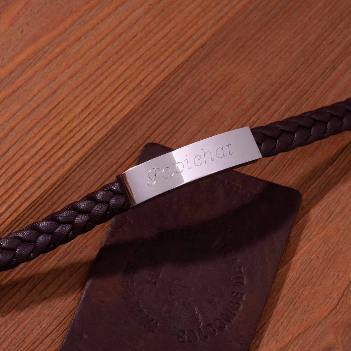 Bracelet cuir tressé et plaque marron