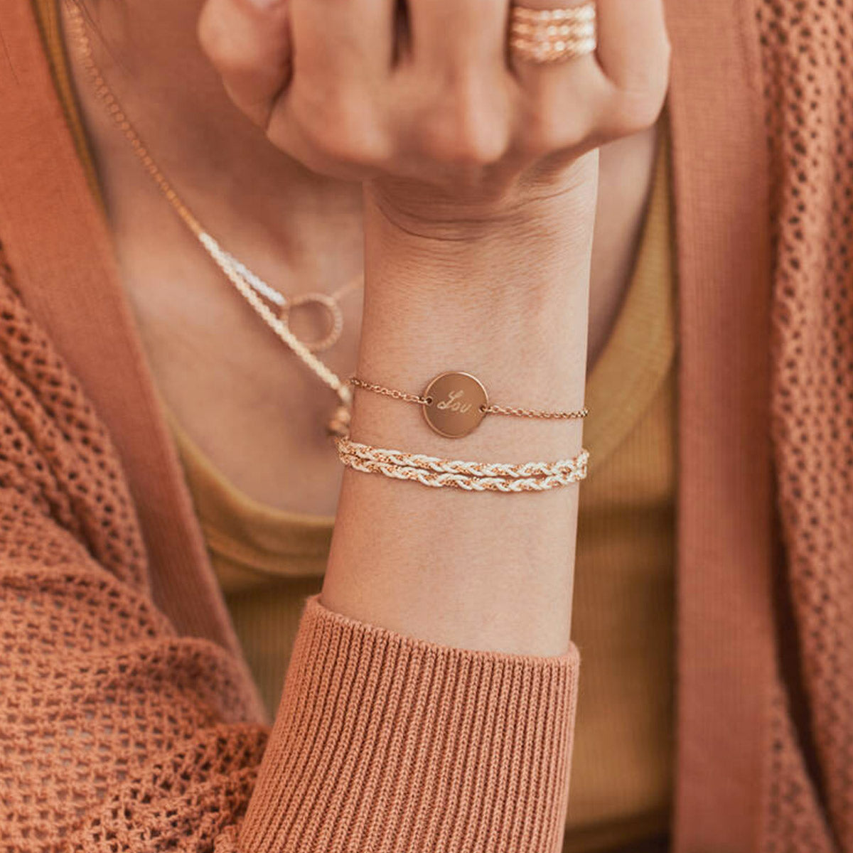 Bracelet rond sur chaîne plaqué or gravure manuelle