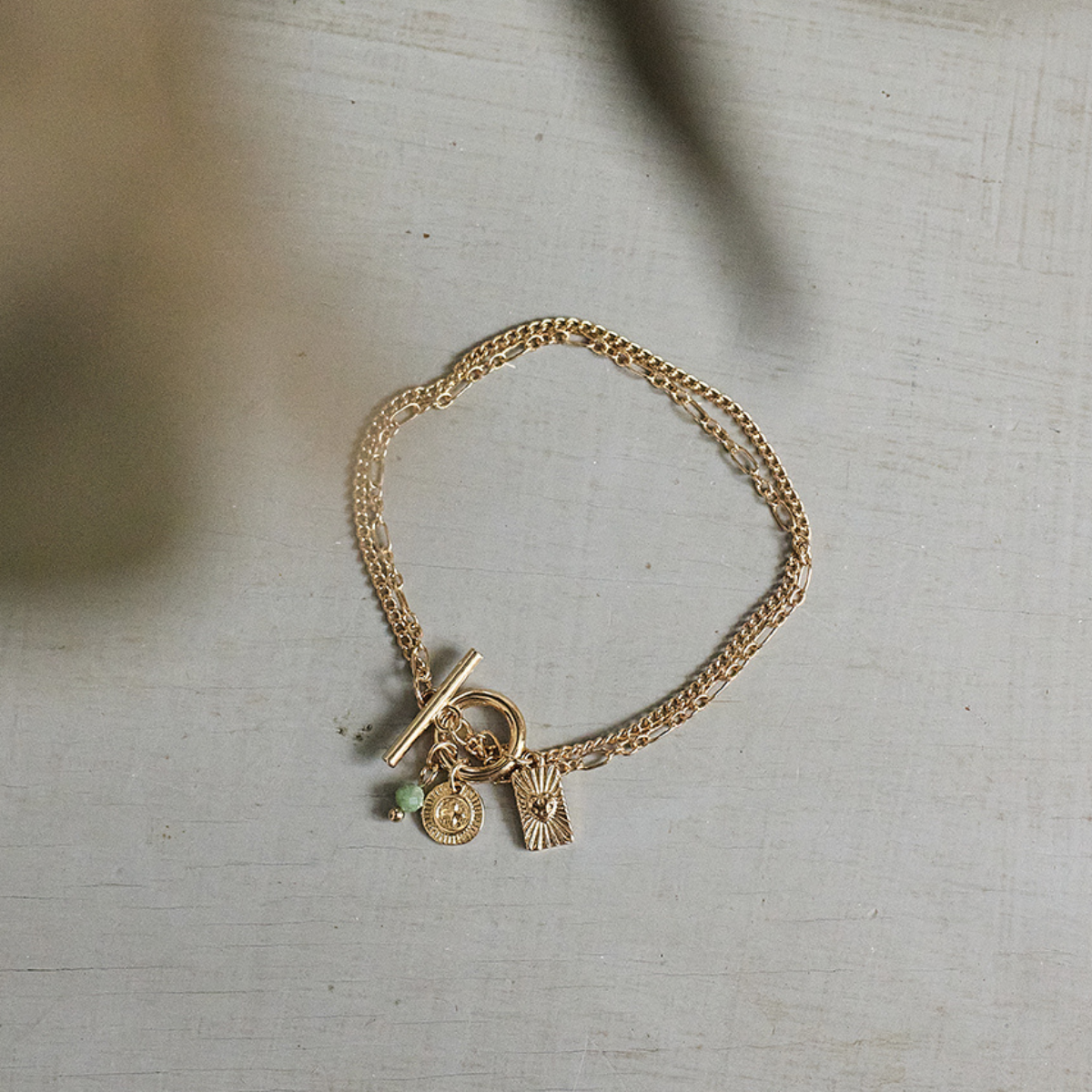 Bracelet breloques sur fermoir T plaqué or