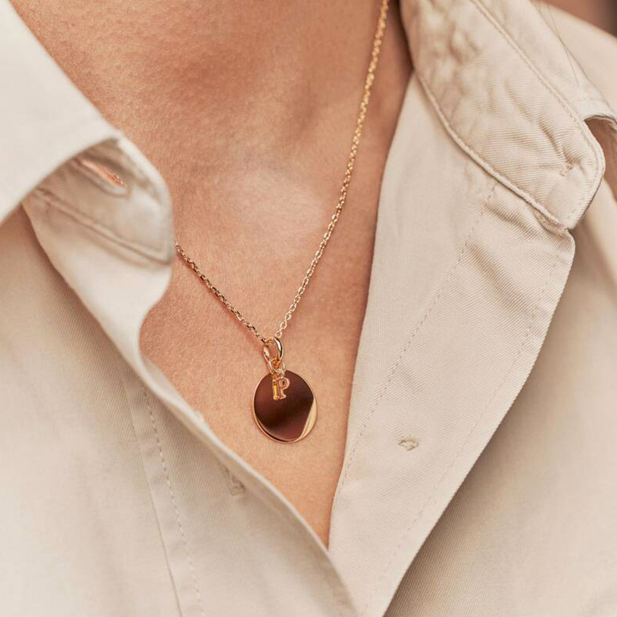 Collier lettre et médaille plaqué or