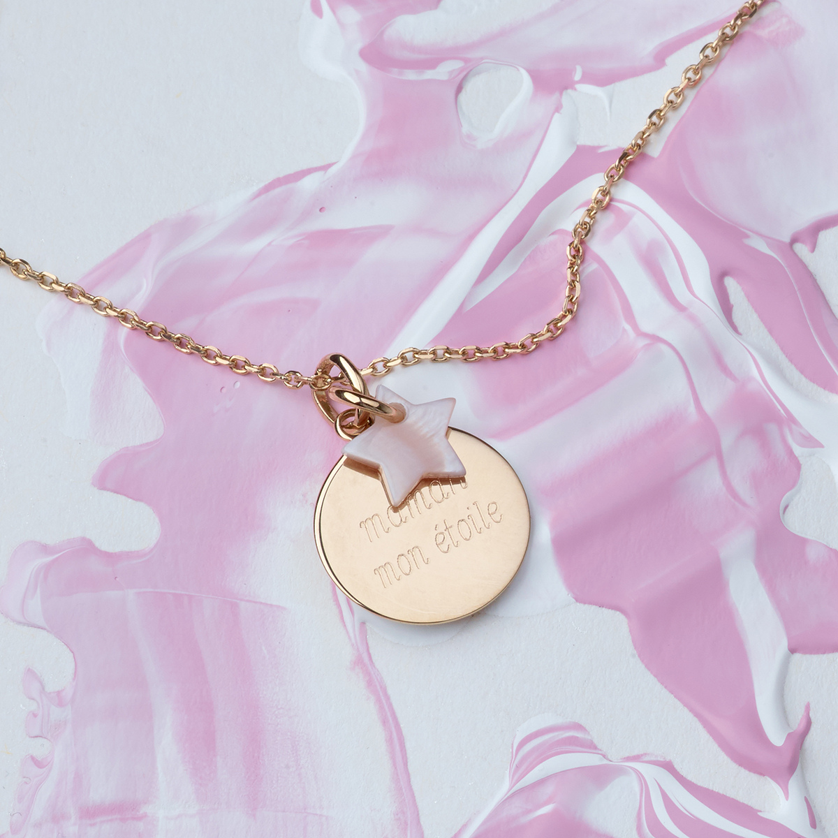 Collier petite médaille plate et nacre fine sur chaîne forçat plaqué or