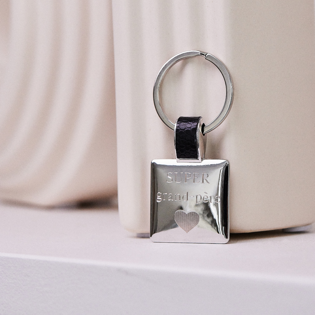 Porte cle acier et cuir carre noir