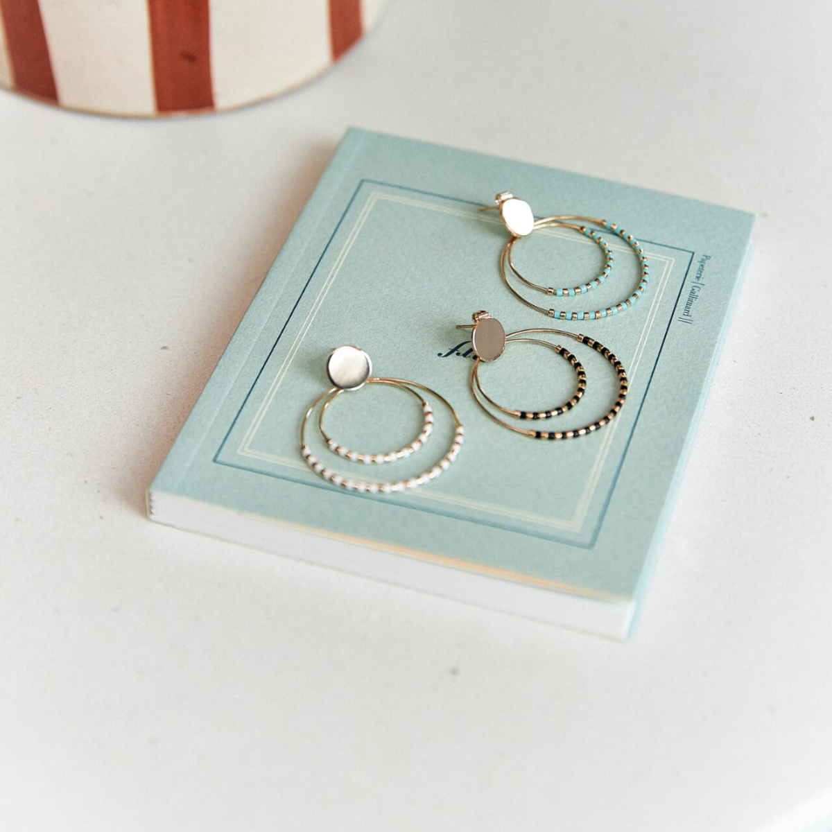 Boucles d'oreilles Mahos vert d'eau plaqué or