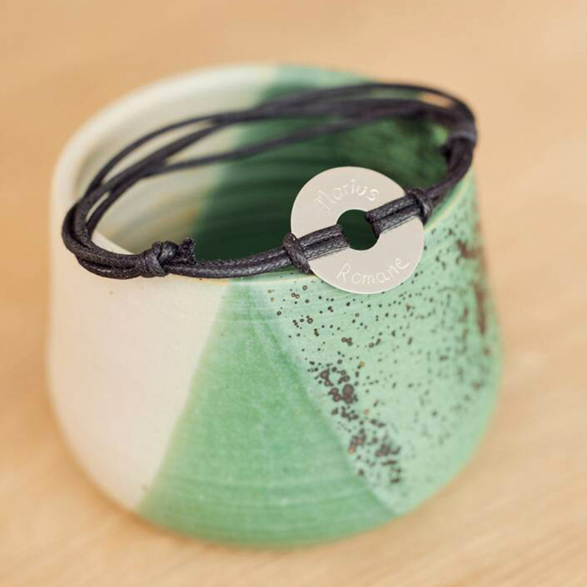 Bracelet petite cible pour homme sur lien coton ciré