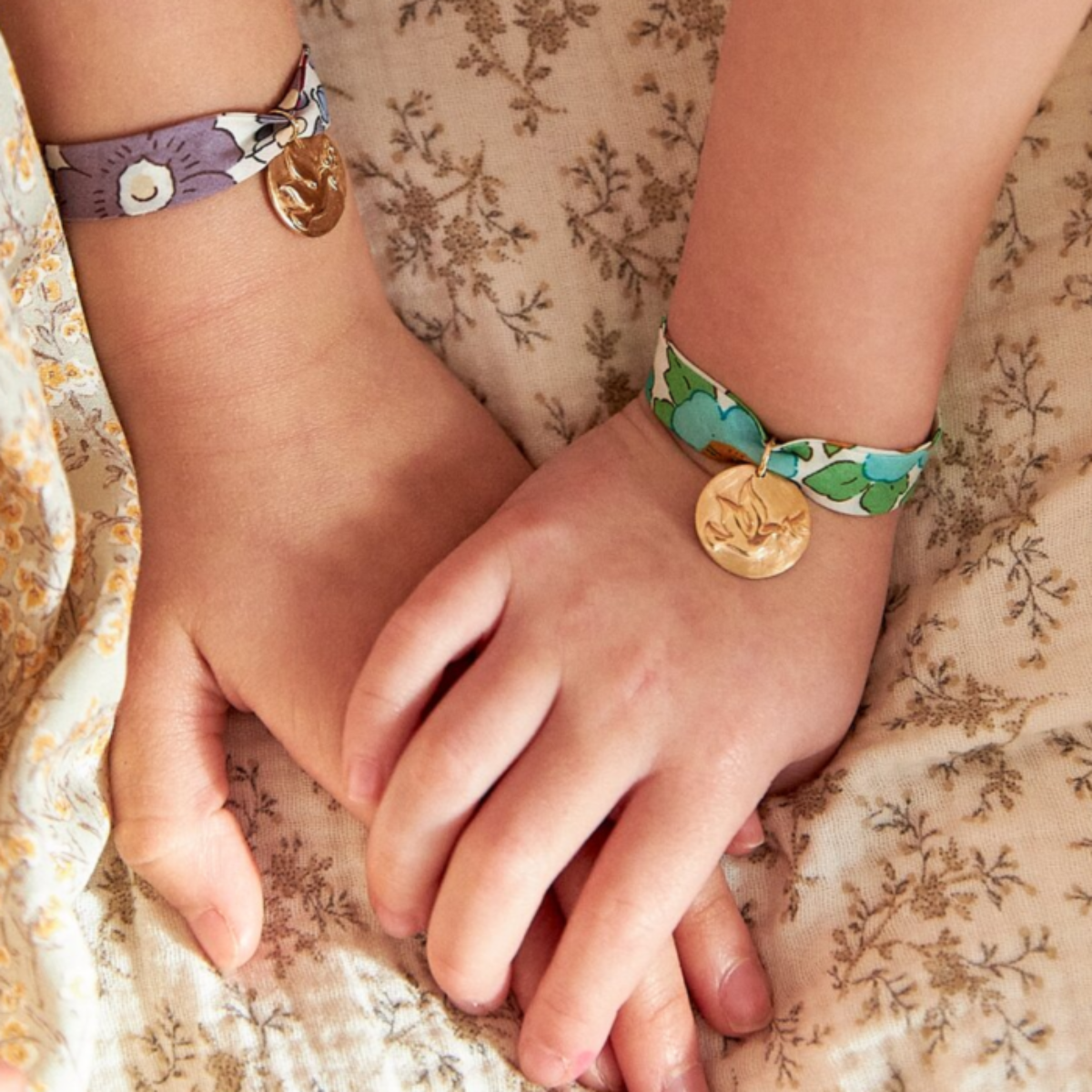Bracelet gris-gris Colombe sur ruban Liberty