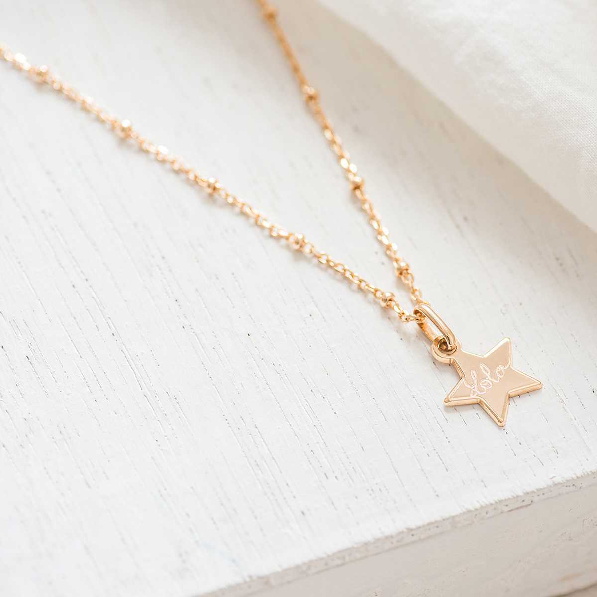 Collier 1 mini breloque sur chaîne perlée plaqué or
