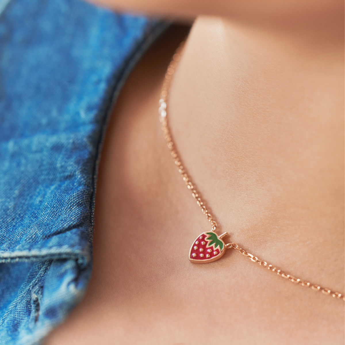 Collier fraise plaqué or