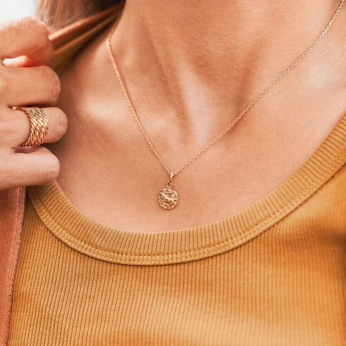 Collier mini zodiaque sur chaîne forçat plaqué or