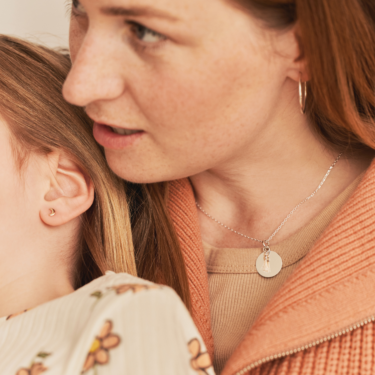 Collier petite médaille à message et pompon sur chaîne forçat argent