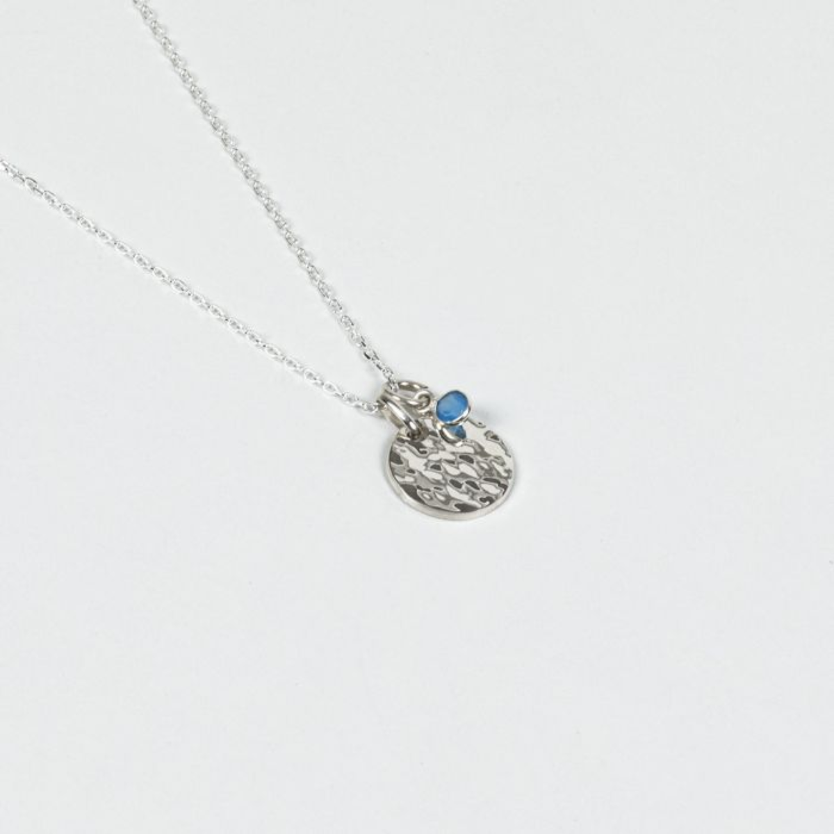 Collier rond martelé et pierre de naissance sur chaîne forçat argent