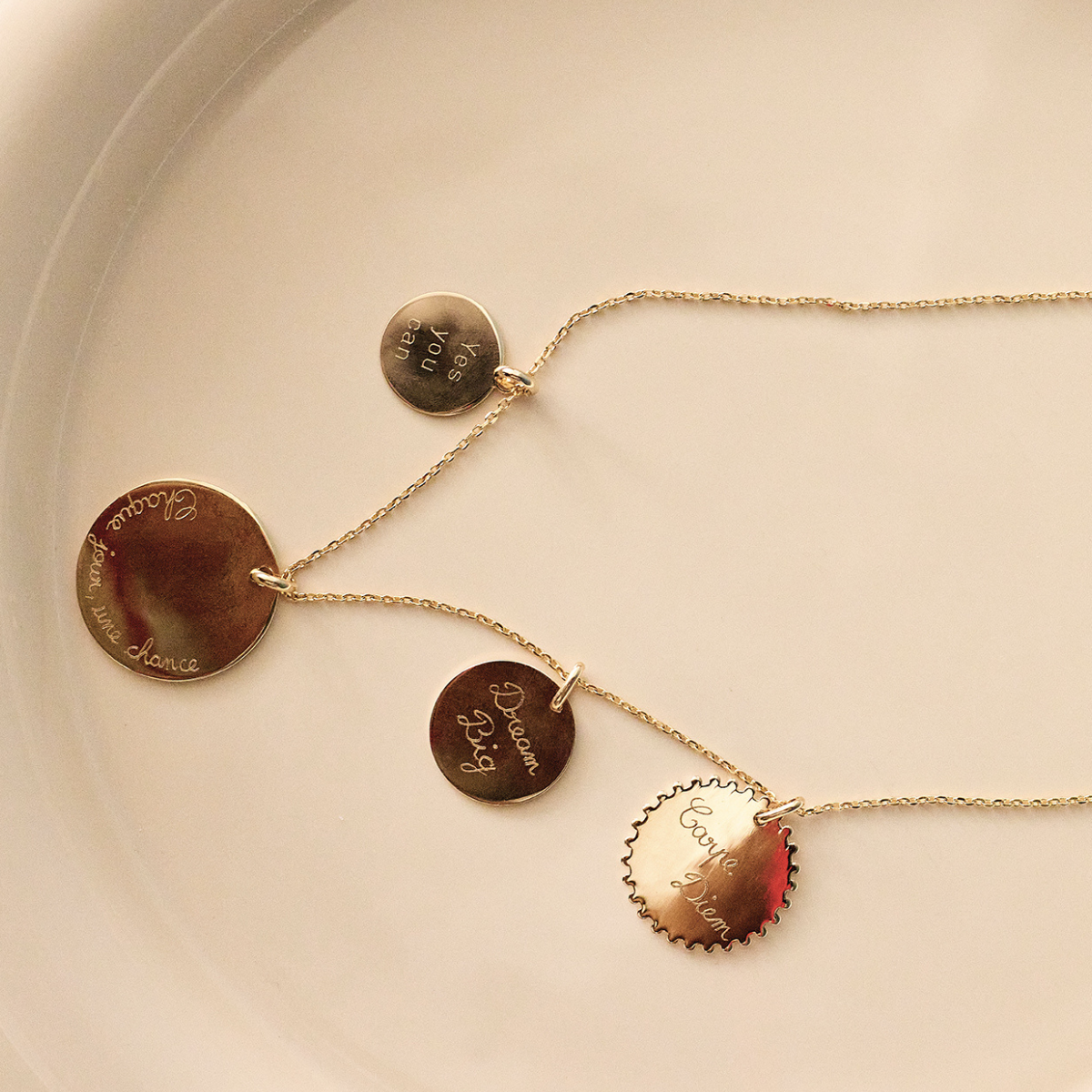 Collier mantra plaqué or – Grande médaille