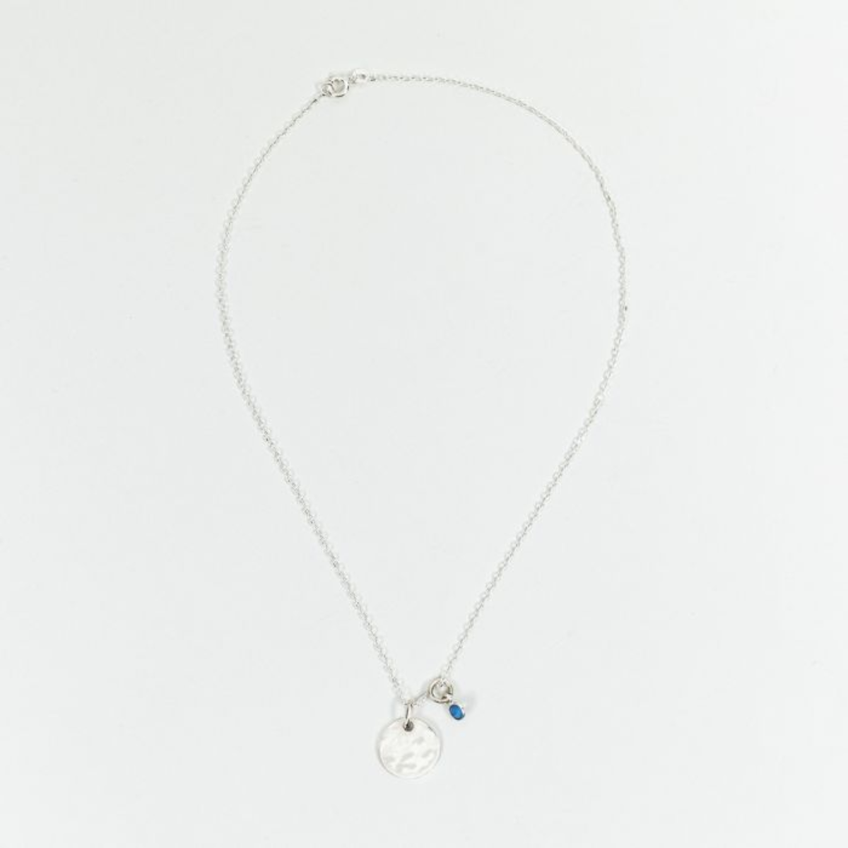 Collier rond martelé et pierre de naissance sur chaîne forçat argent