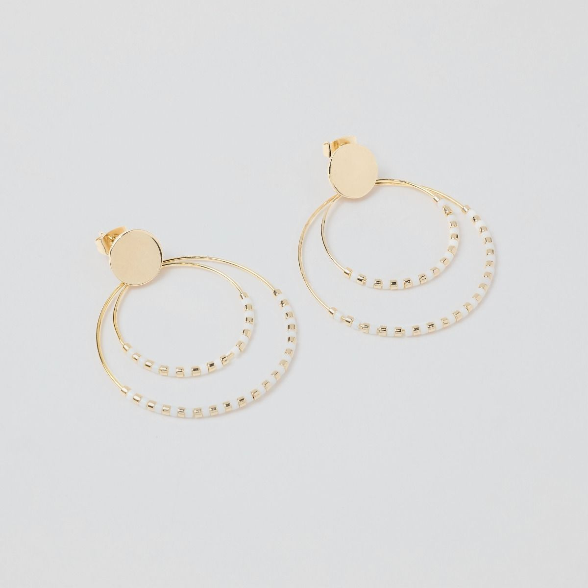 Boucles d'oreilles Mahos blanches plaqué or