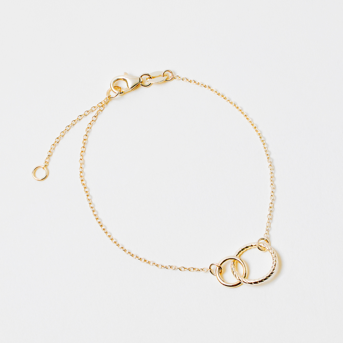 Bracelet duo d'anneaux lisse et strié plaqué or