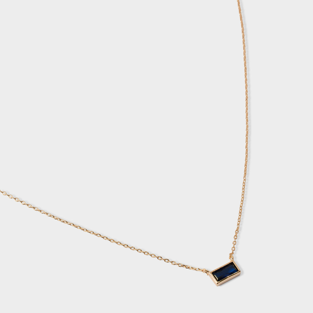 Collier rectangle sur chaîne bleu plaqué or