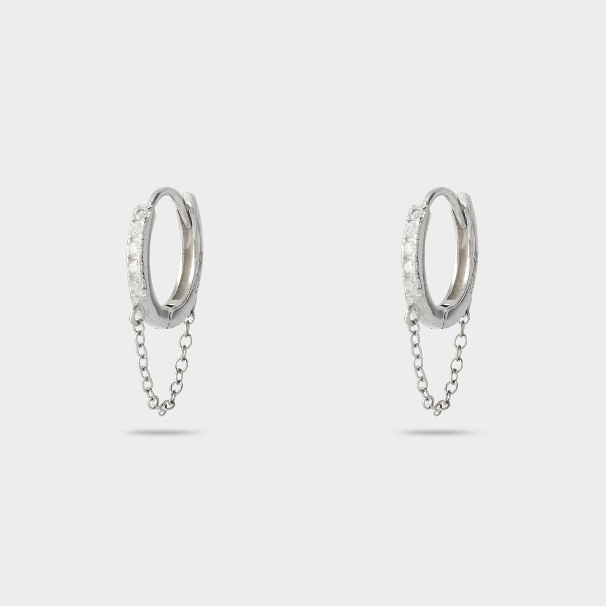 Boucles d'oreilles créoles pavées zircons sur chaîne argent