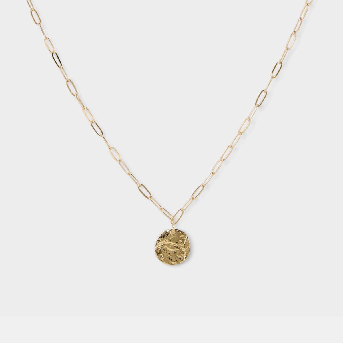 Collier breloque martelée sur chaîne à maillons plaqué or
