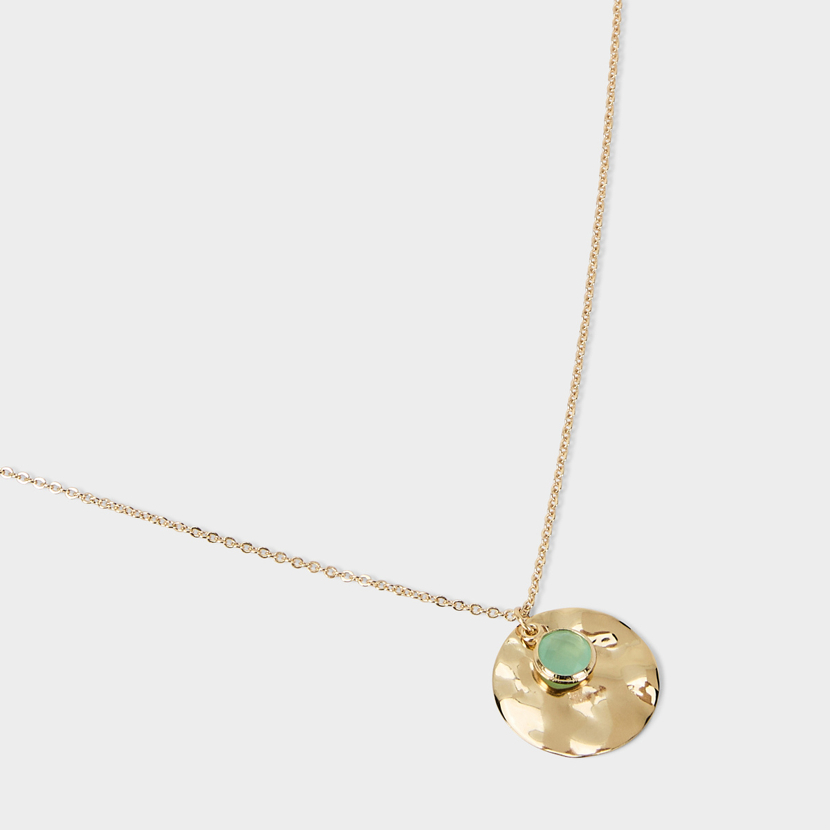 Collier grande breloque et pierre verte sur chaîne plaqué or