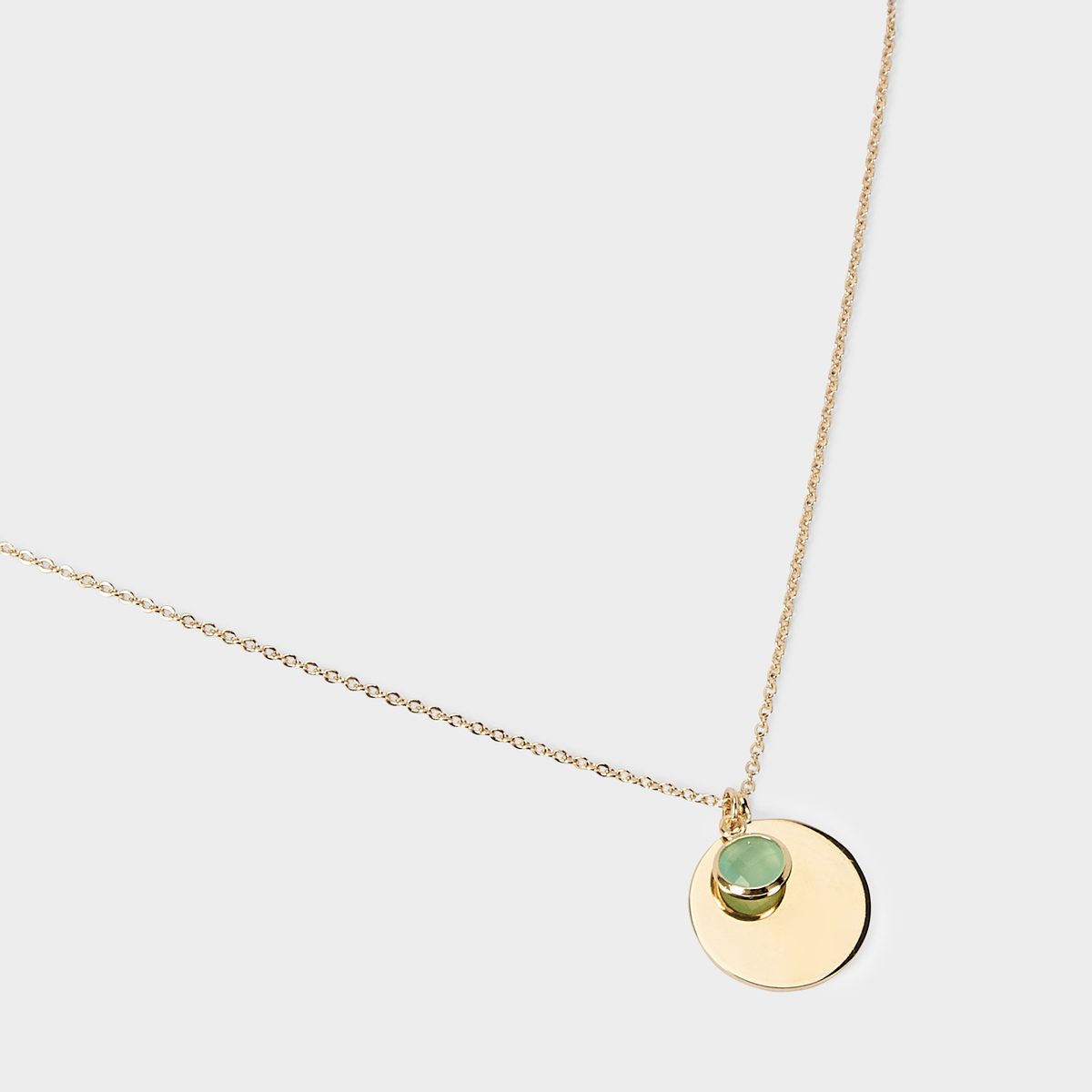 Collier breloque et pierre verte sur chaîne plaqué or
