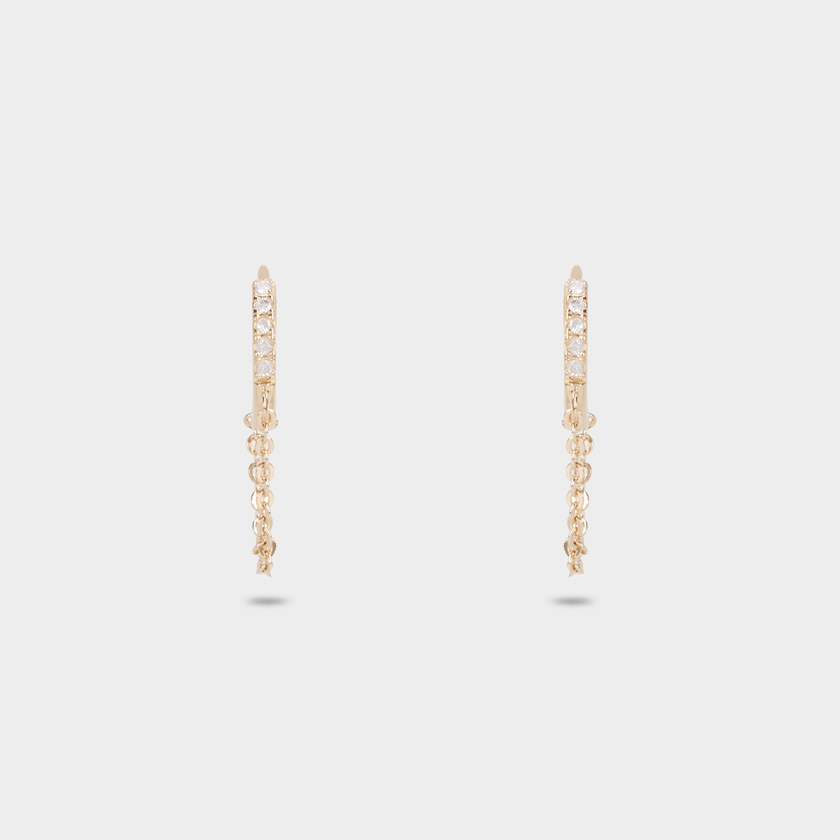 Boucles d'oreilles créoles pavées zircons sur chaîne plaqué or
