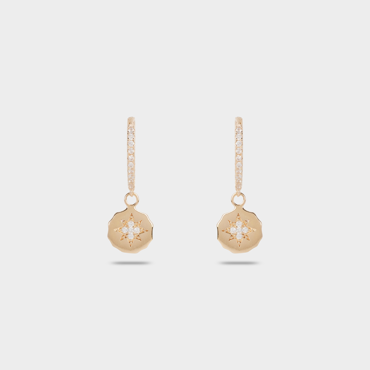 Boucles d'oreilles créoles pavées rose des vents plaqué or