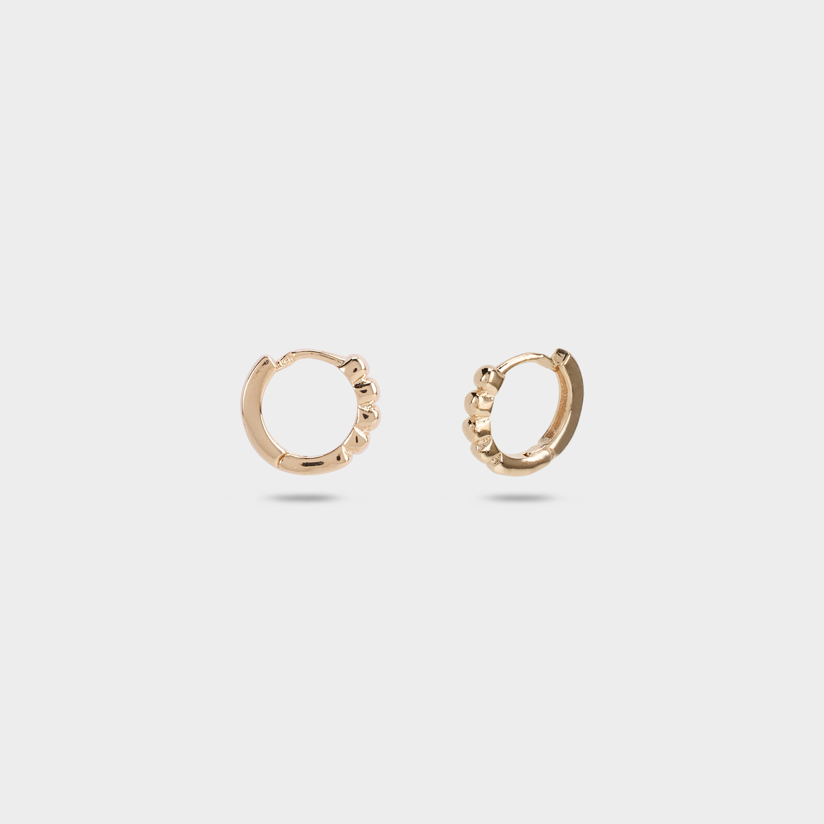 Boucles d'oreilles mini créoles perlées plaqué or