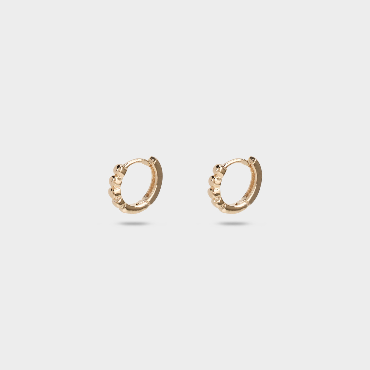Boucles d'oreilles mini créoles perlées plaqué or