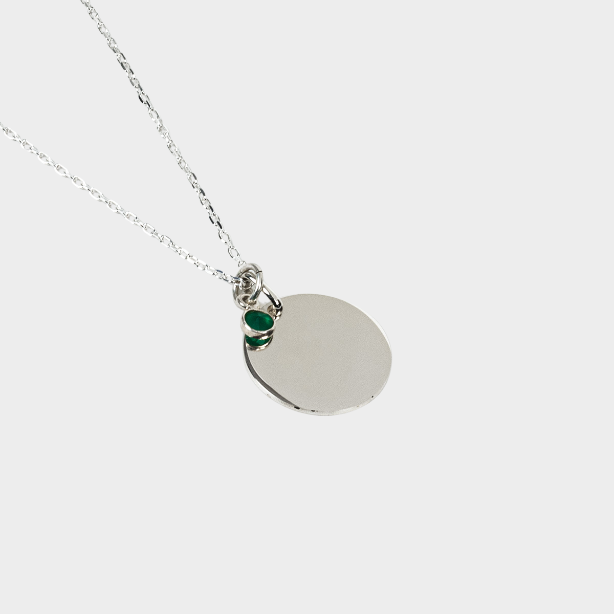 Collier rond plat et pierre de naissance sur chaîne forçat argent
