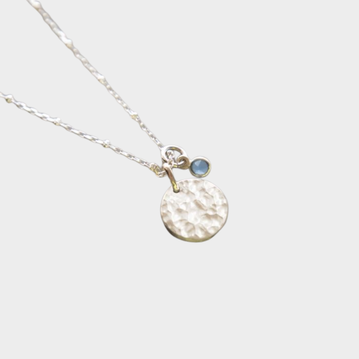 Collier rond martelé et pierre de naissance sur chaîne perlée argent