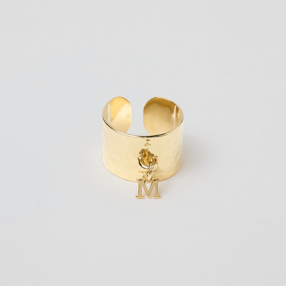 Bague large martelée avec lettre en plaqué or