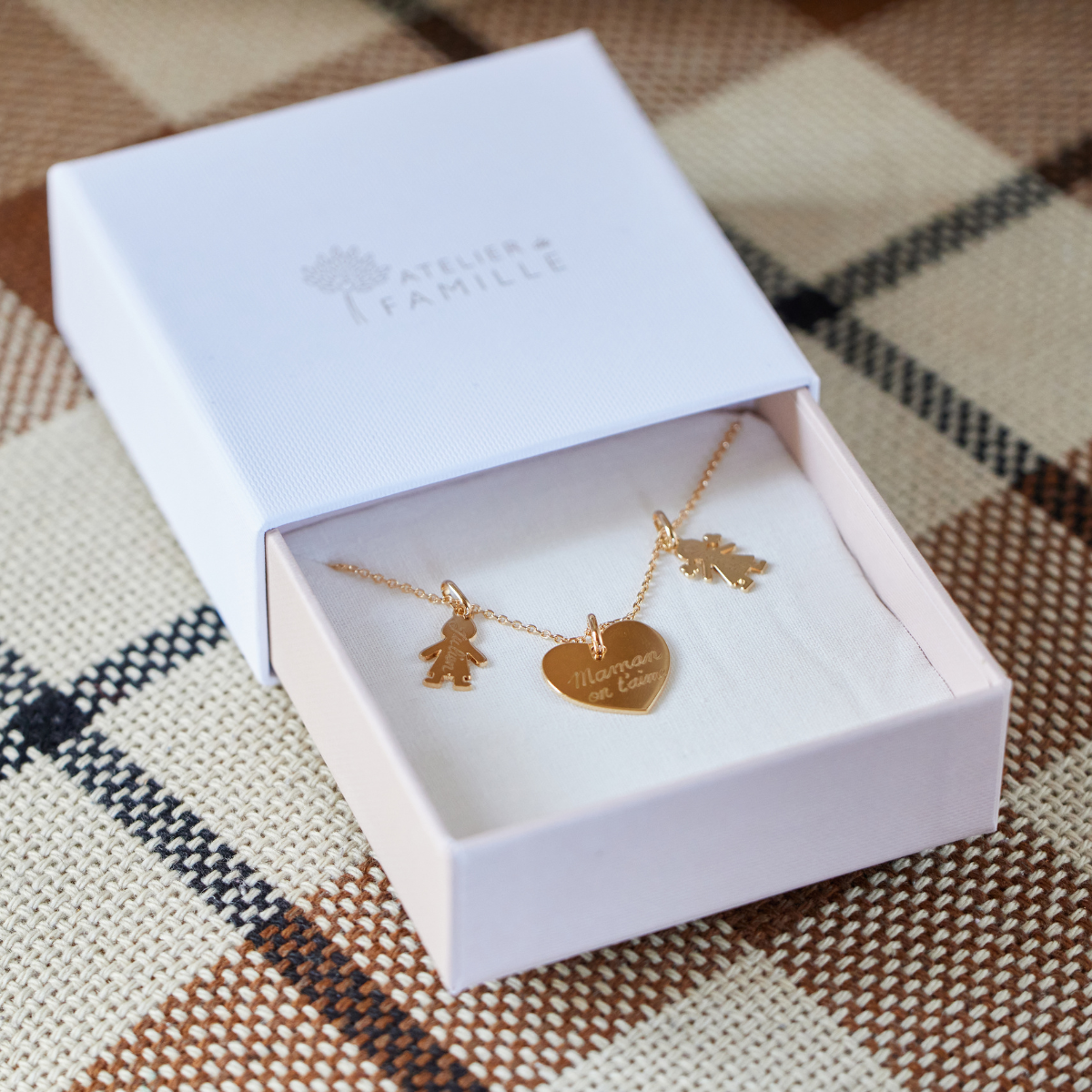 Collier 1 breloque et 2 mini breloques sur chaîne forçat plaqué or