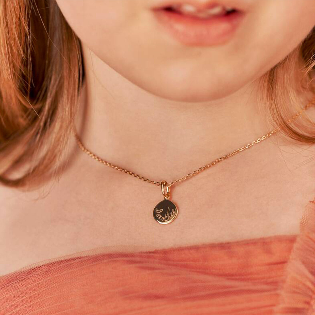 Collier 1 mini breloque sur chaîne forçat en plaqué or 