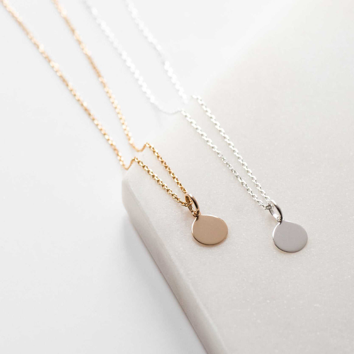 Collier 1 mini breloque sur chaîne forçat en plaqué or 
