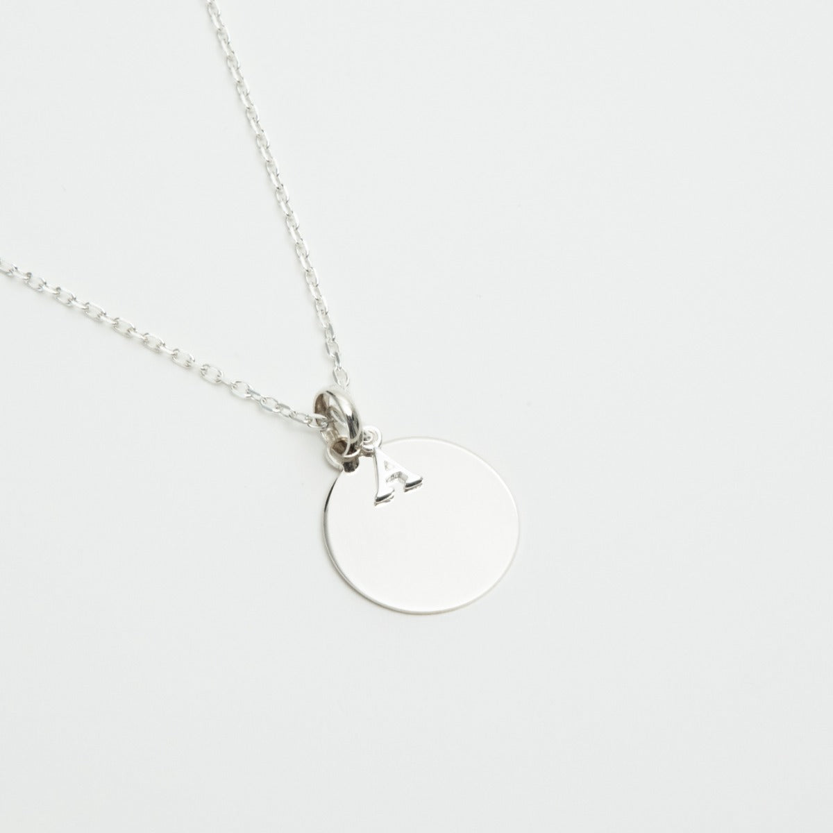 Collier lettre et médaille argent