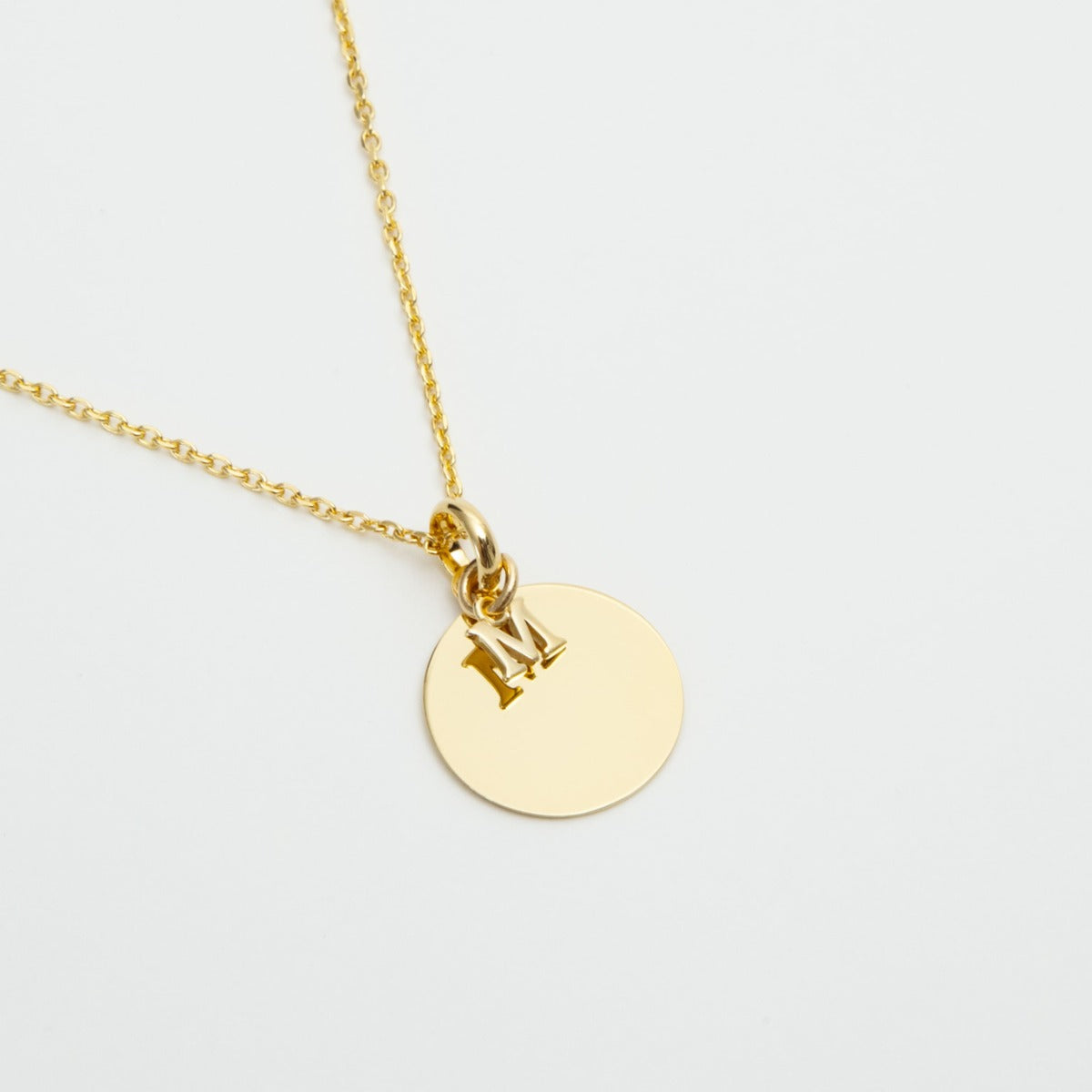 Collier lettre et médaille plaqué or