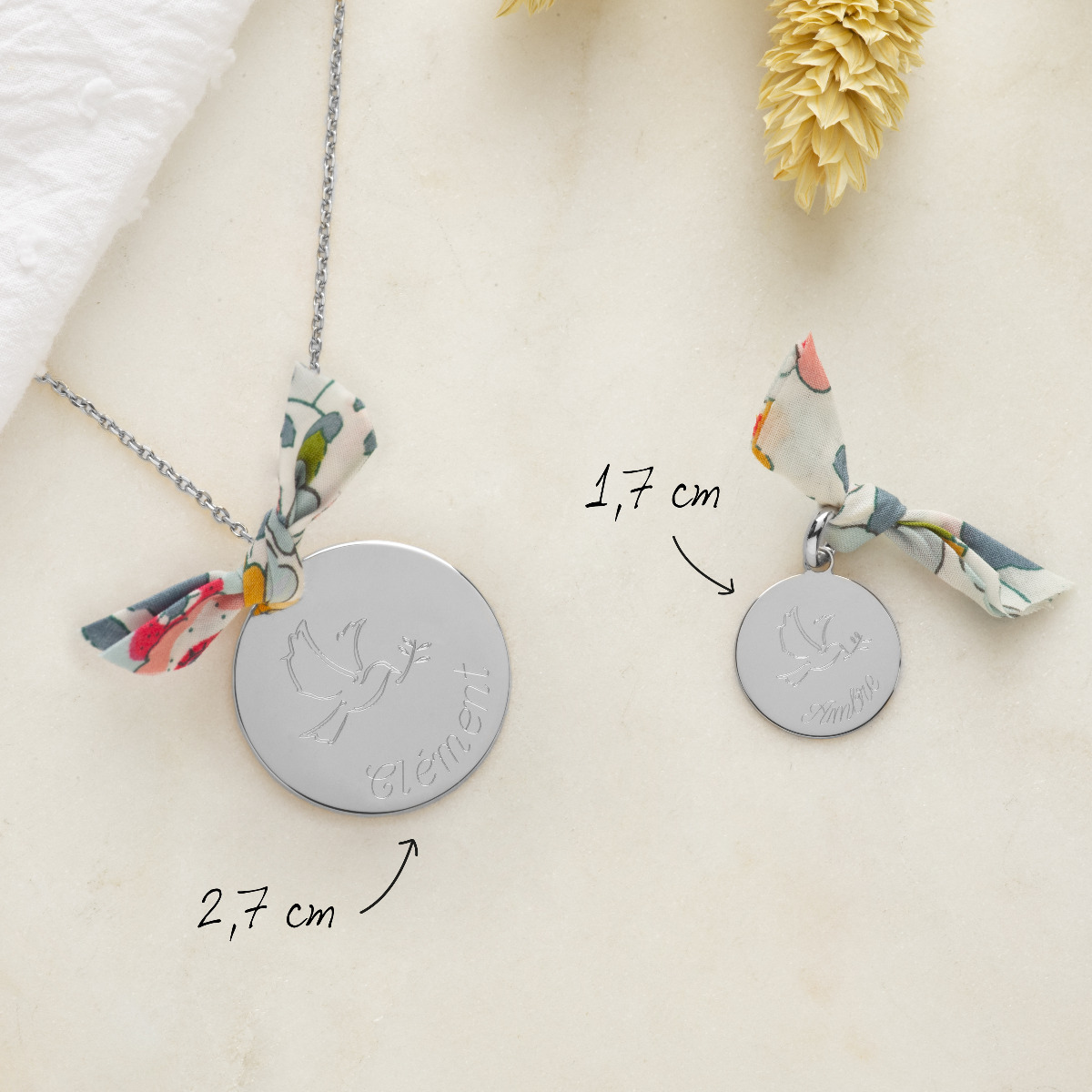 Collier grande médaille dessin et prénom sur chaîne argent