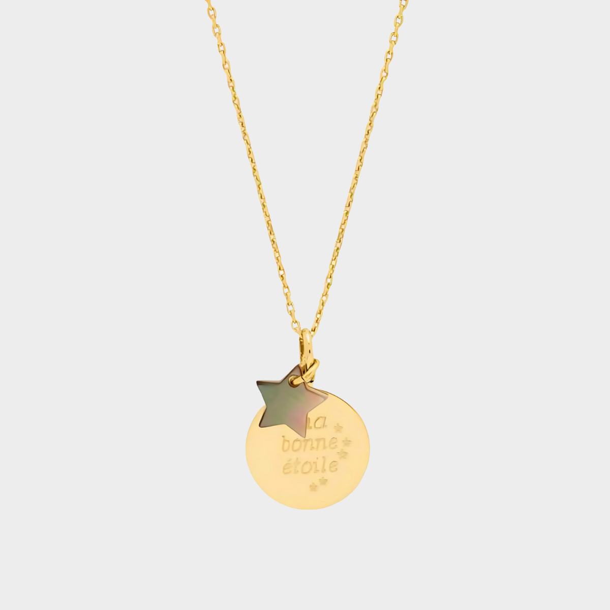 Collier petite médaille plate et nacre fine sur chaîne forçat plaqué or