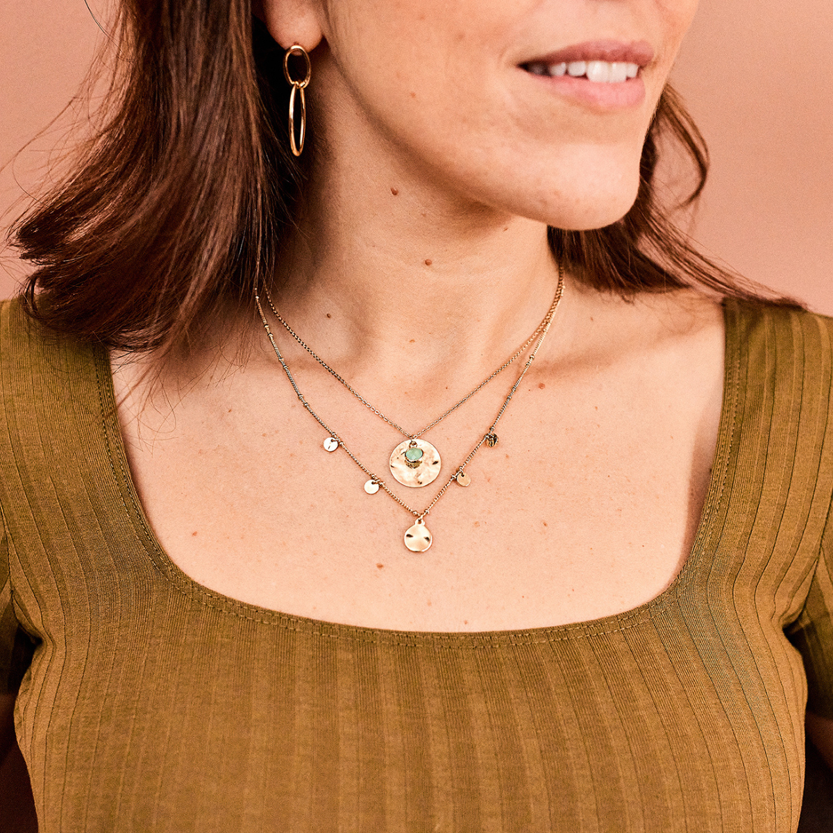 Collier grande breloque et pierre verte sur chaîne plaqué or