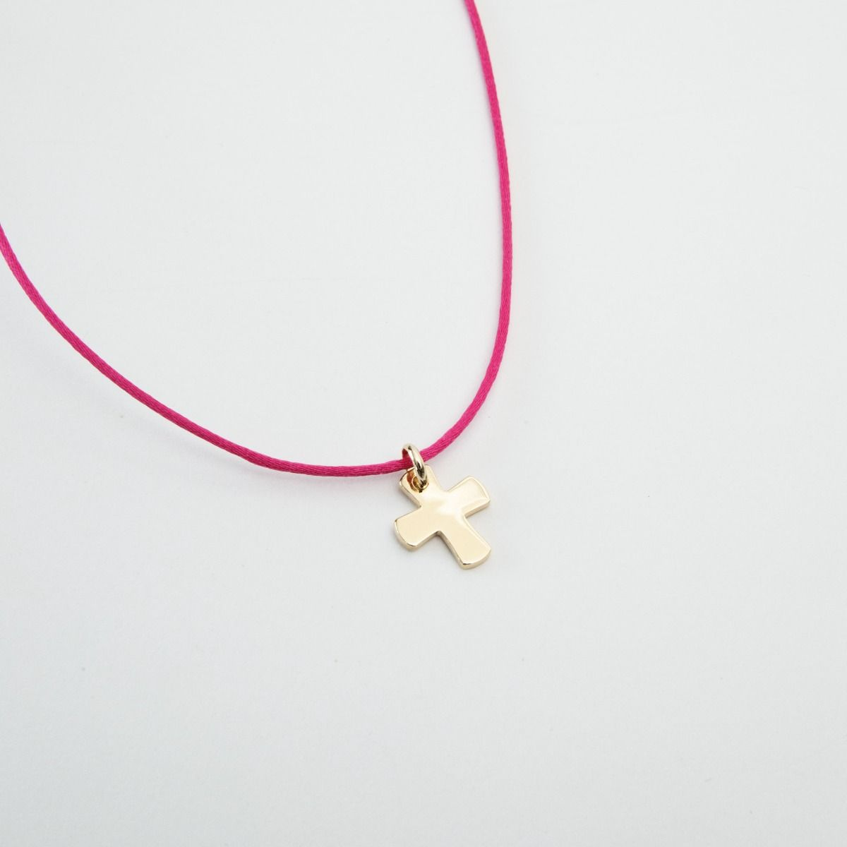 Collier pendentif croix sur lien satin plaqué or