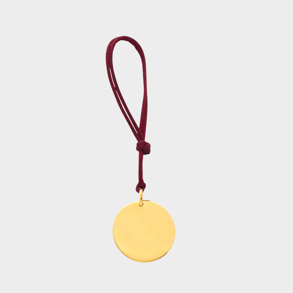 Médaille et lien façon porte-clé avec beaucoup de prénoms