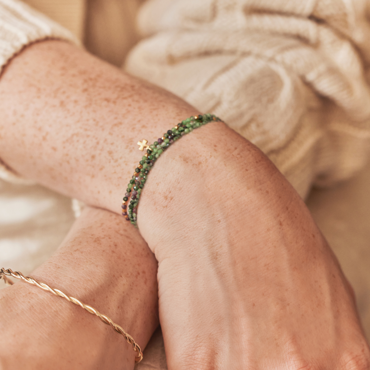 Bracelet Zoïsite et mini croix plaqué or