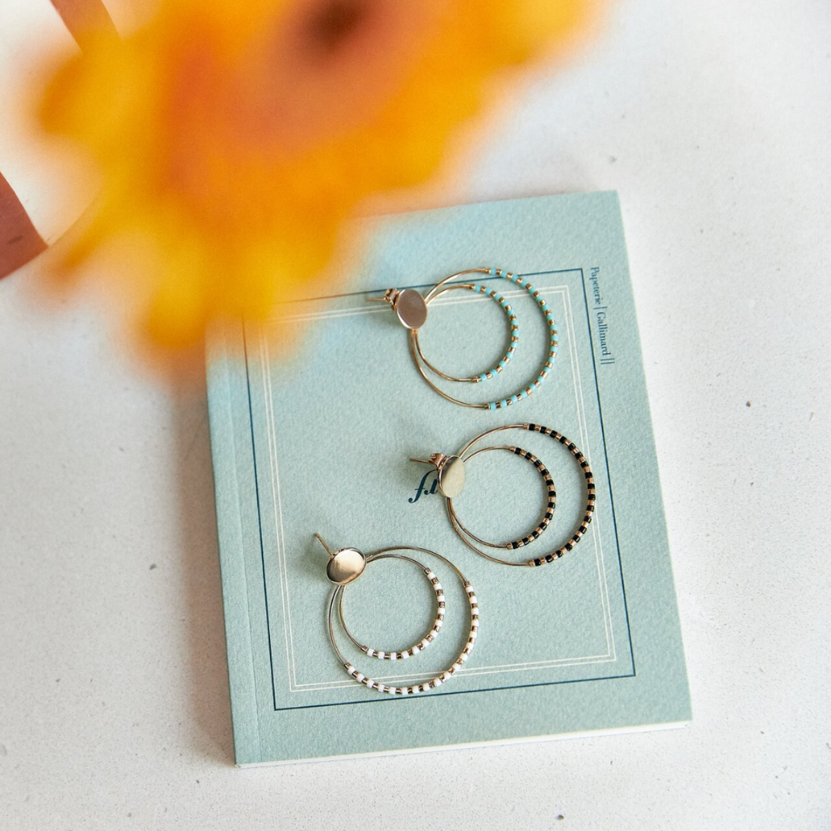 Boucles d'oreilles Mahos noires plaqué or