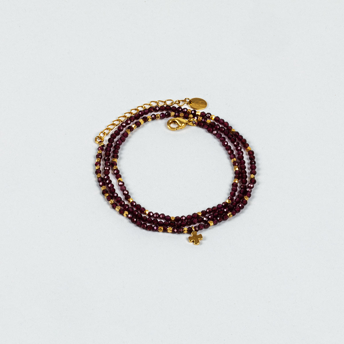 Bracelet Kali Grenat et mini croix plaqué or